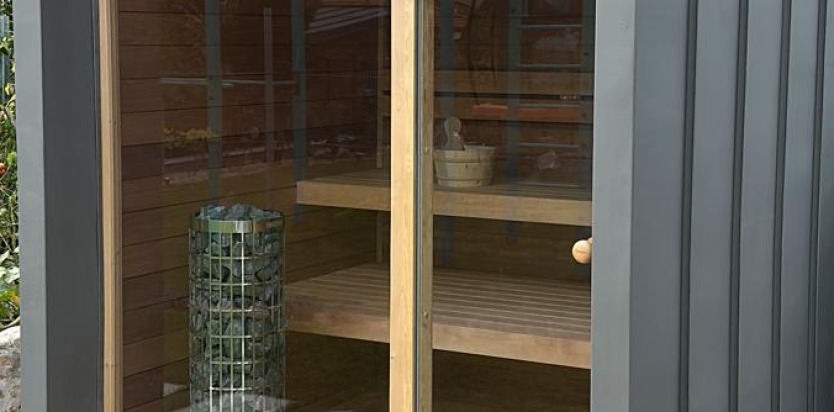 Exteriérová fínska sauna s opláštením
