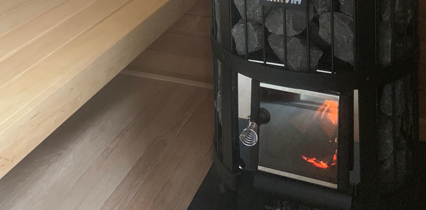 Exteriérová fínska sauna na tuhé palivo