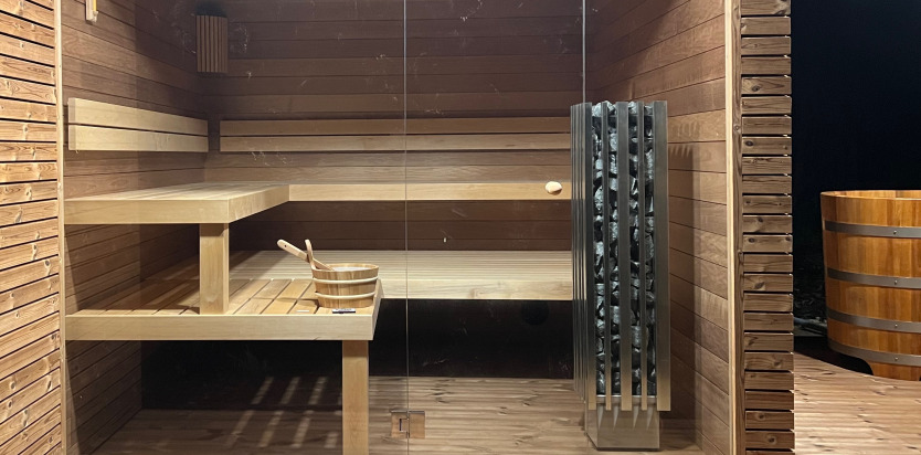 Exteriérová fínska sauna s ochladzovacou kaďou